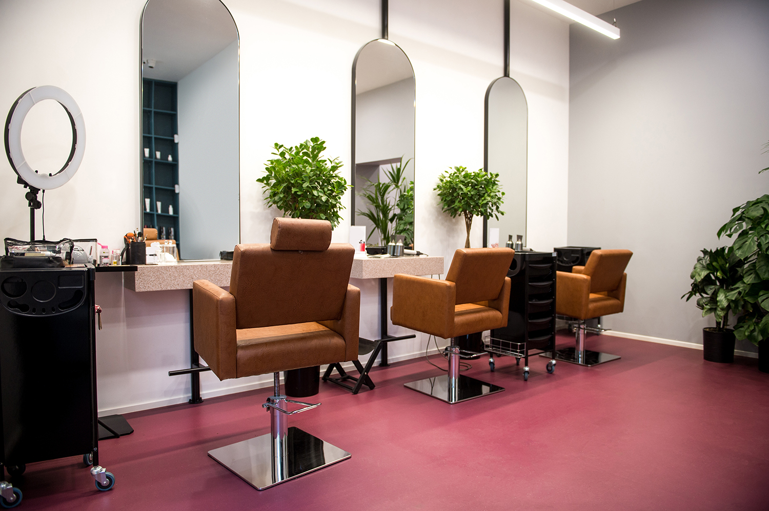 Beauty Salon for Rent in Woodstock Modern interior with chairs and mirrors, ideal space to rent a
beauty salon in Woodstock, GA for pros